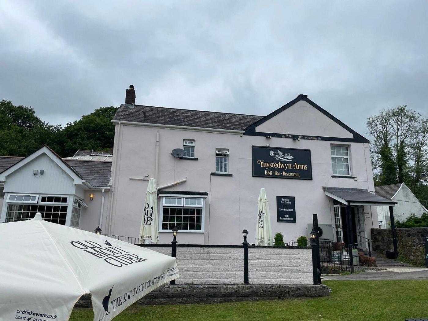 מלון Ystradgynlais Ynyscedwyn Arms מראה חיצוני תמונה